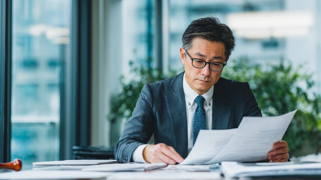 A_high-resolution_photo_of_a_Japanese_businessperson_6aebcff3-06ee-4cc7-8c33-e9941170b53a_1